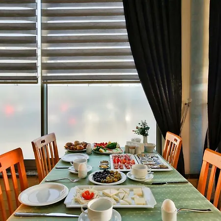 Adalya Oeznil מלון